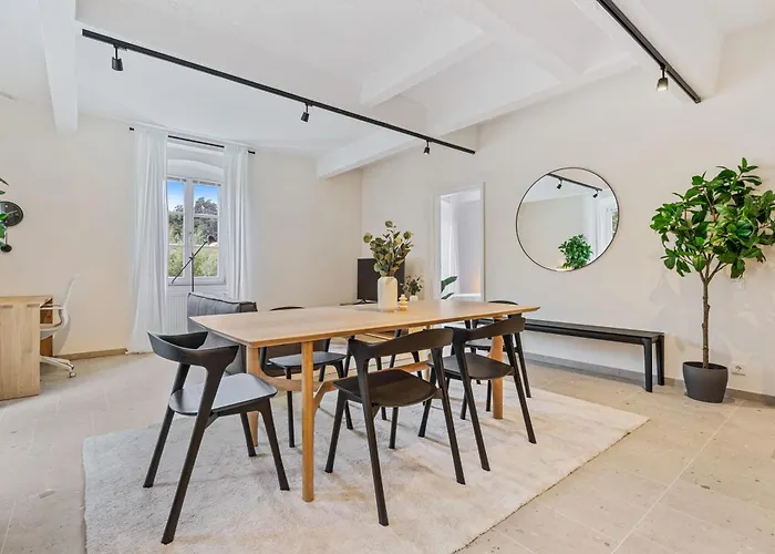 Clausen Hideaway Modern