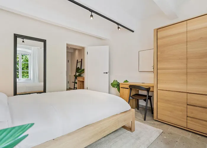 Clausen Hideaway Modern *